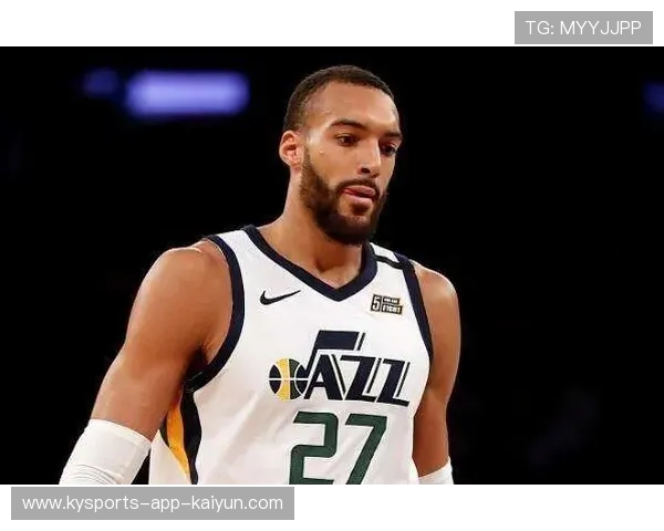 戈贝尔双手封盖镇守禁区，让对手完全无计可施